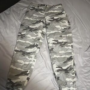 American eagle super stretch camo pants